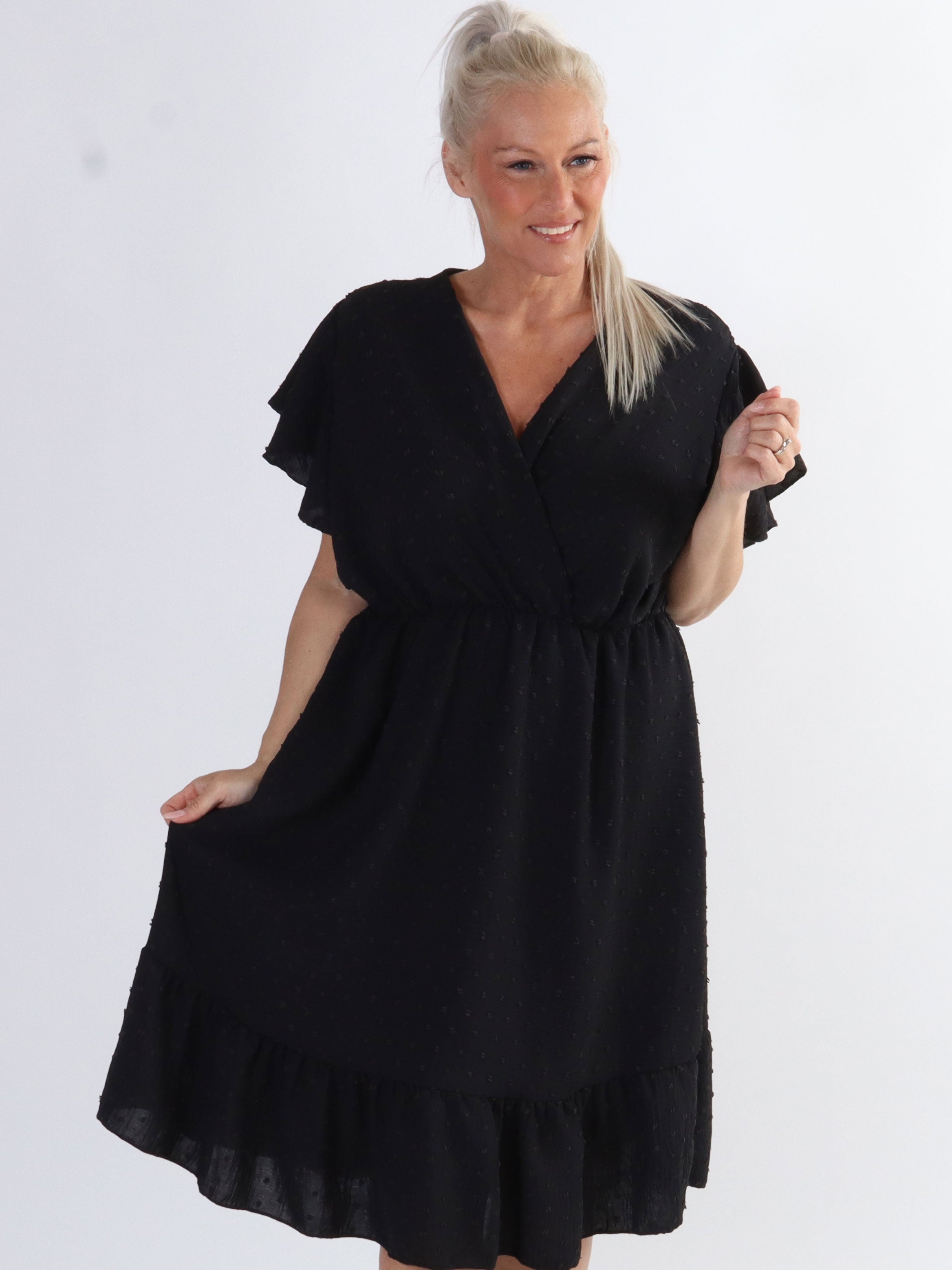 Vanilla - Plus size klänning med prickiga detaljer och volangärmar